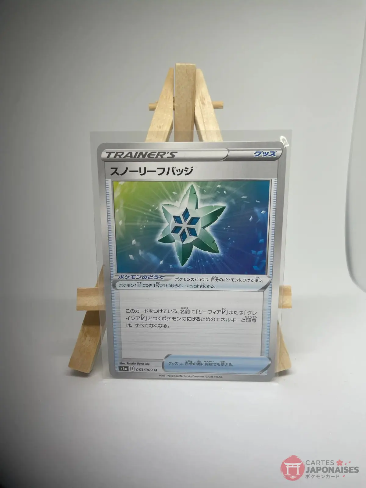 badge feuille neige 063 069 s6a Japanese Trainer Tool card Snow Leaf Badge 063/069, s6a Eevee Heroes (Evolving Skies) set, illustrated by Studio Bora Inc.